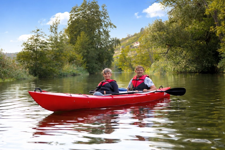 Paar im 2er Kajak auf der Unstrut – Kanutour Fluss & Zeit