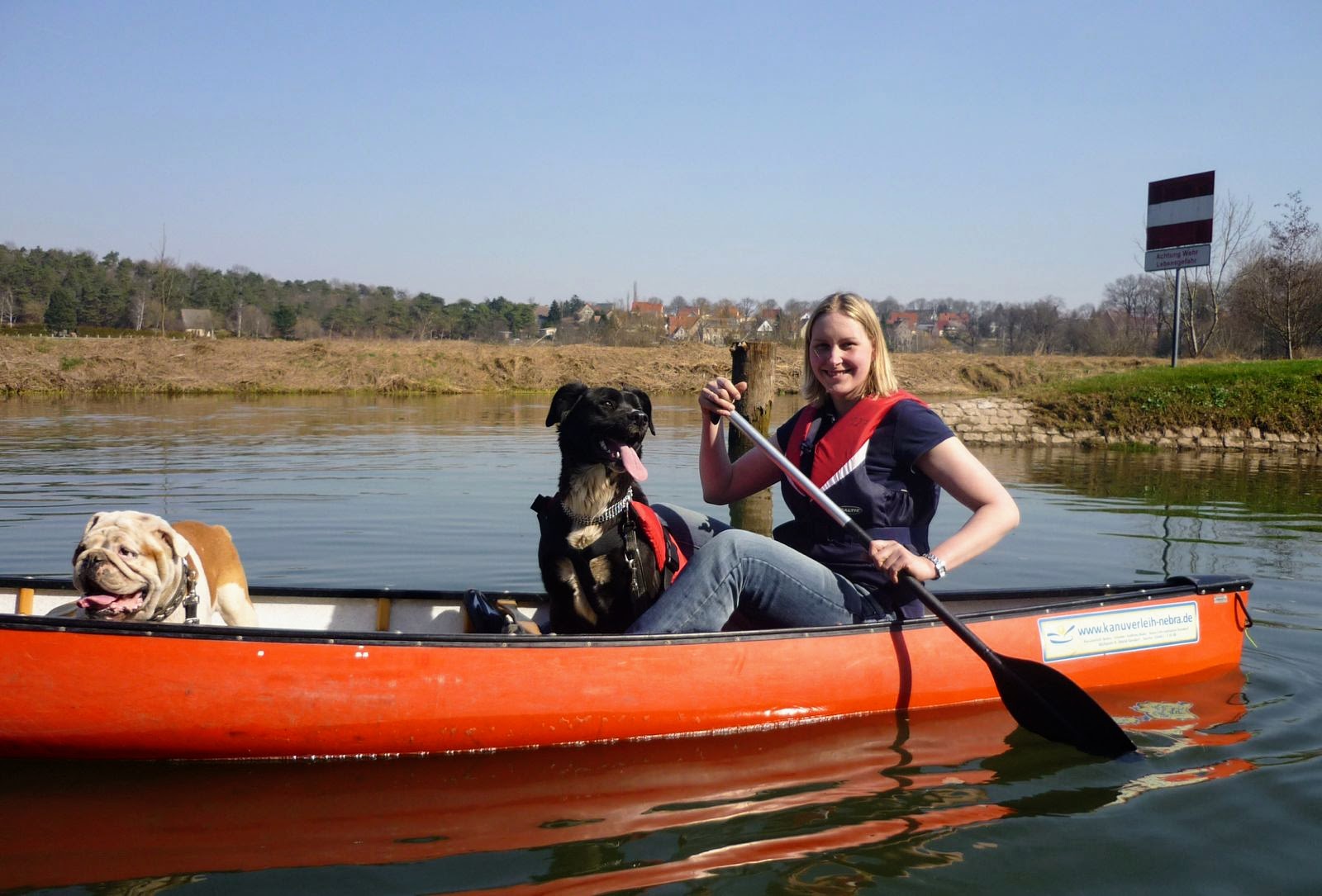 Hund im Kanu auf der Unstrut – Paddeln mit Hund bei Fluss & Zeit