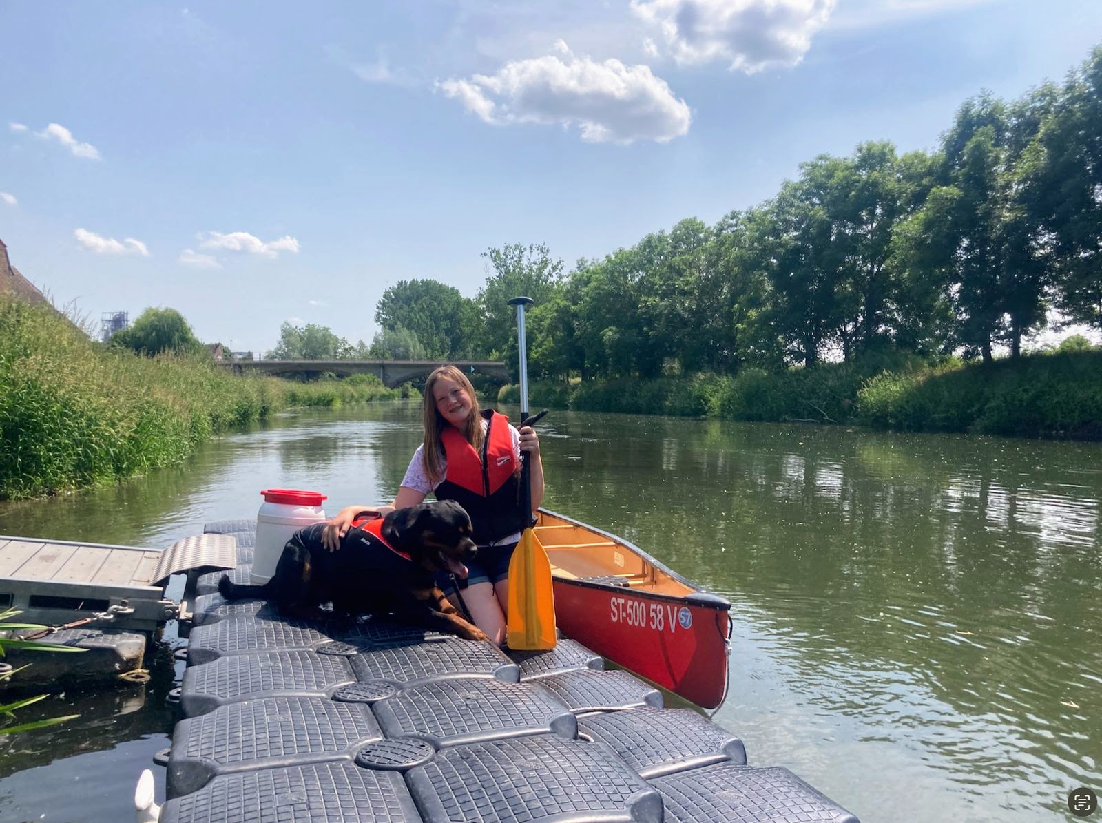 Hund im Schlauchboot auf der Unstrut – Fluss & Zeit